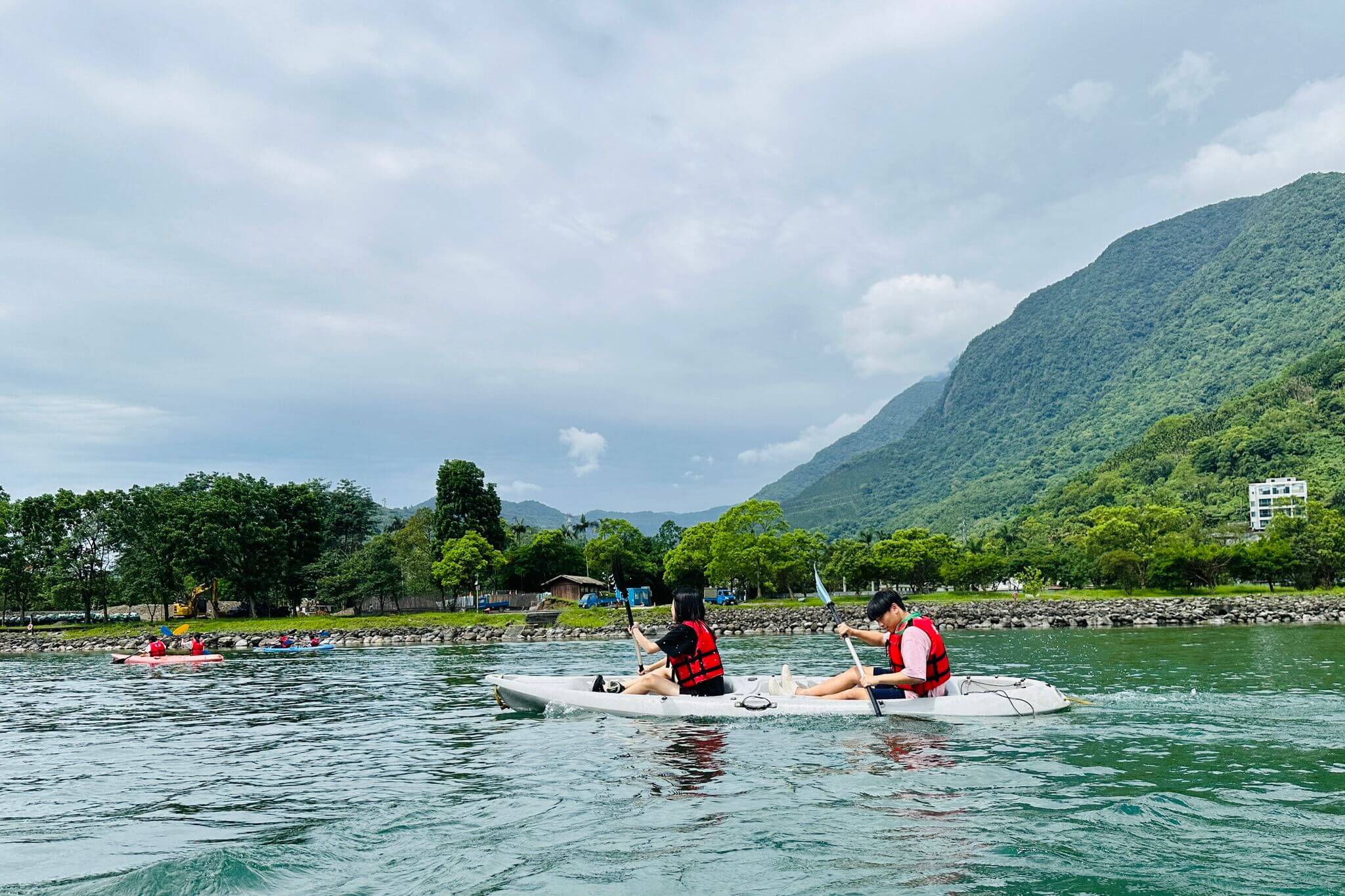 Paddle and hike in Liyu mountain and lake