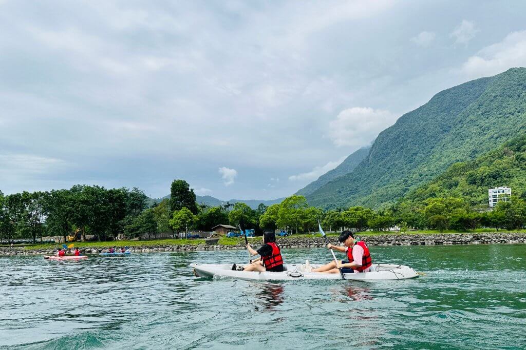 Paddle and hike in Liyu mountain and lake